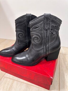 NEW Carlos By Carlos Santana Austin Womens Sz 6 Pointed Toe Ankle Boots Leather